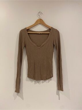 Joah Brown Long Sleeve Scoop Neck Top in Taupe Brown